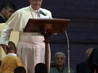 Papież Franciszek przemawiał, gdy nagle na scenę wskoczył mały chłopiec.