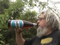 Zbudował dom z butelek po piwie