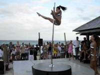 Marion Crampe & Manuela Carneiro Pole dance Show on the beach