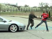 Właściciel Ferrari parkuje na miejscu dla niepełnosprawnych...