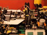 Maszyna z LEGO składająca papierowe samoloty