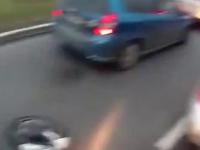 motocykl spadł na ulicę