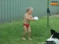 Dziecko które próbuje kopnąć piłkę. [HD]