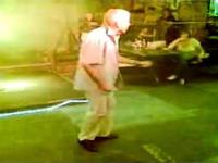 Dziadek tańczy Hardstyle