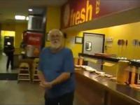 Głodny dziadek w fast-foodzie