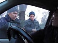 Kierowca ośmiesza policje w Kirgistanie.