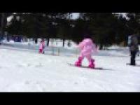 Roczna dziewczynka na snowboardzie