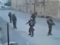 Izraelscy żołnierze tańczą na patrolu