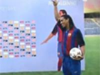Ronaldinho cudownie przywitany na Camp Nou