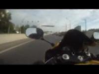 Szaleńcza jazda motocyklem po ulicach Moskwy