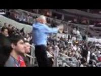 Niesamowity dziadek tańczy na meczu NBA :-)