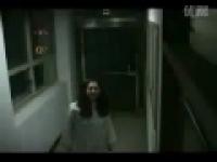 Dziewczynka strasząca ludzi na korytarzu.