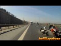 Wypadek motocyklisty uchwycony dwoma kamerami 