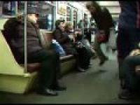 Lot na gaśnicy w metrze 