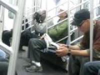 Facet lirze buty w metrze