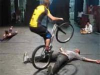 Niebezpieczne akrobacje na rowerze