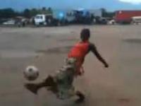 Kobieta z Tanzanii podbija piłkę