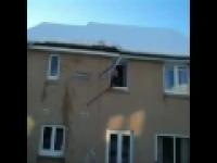 Dziadek strąca śnieg z dachu
