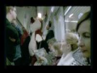 Szalony Wiewiór rozdaje pieniądze w metrze 