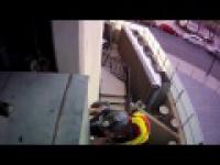 Nagranie z kamery na kaskach facetów skaczących z dachu hotelu