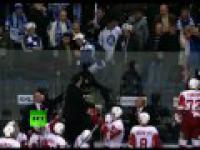 KHL: Angry Vityaz trener Nazarov atakuje  fanów kijem