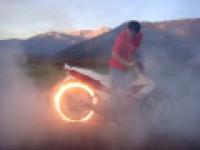 płomienisty opona motocykl