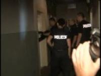 POLSKA Policja wyciągnie bandytę przez dziurkę od klucza