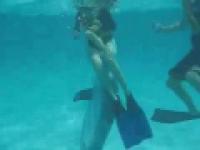 Delfin przyciągany do krocza Swimmers