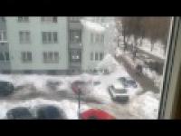 Śnieg niszczy samochody