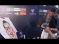 Śmieszna reakcja Cristiano Ronaldo na swoją karykature u fana 
