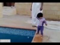 Arab uczy swoje dziecko pływać