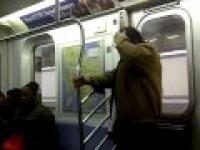 Człowiek na metrze zrywa walkę