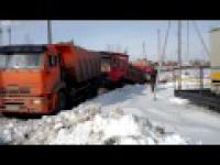 Rosyjski Kamaz wyciąga Chińską ciężarówkę