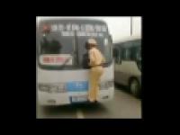 Bohaterska akcja wietnamskiego policjanta - ostra jazda ma masce autobusu