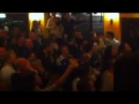Radość kibiców po golu Torresa w pubie bliskos stadionu Chelsea