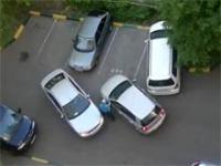 Dwie kobiety próbują zaparkować samochód