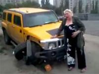 Pijana baba i jej żółty Hummer H3