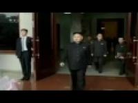 Dzieci oddają cześć przywódcy Korei Północnej