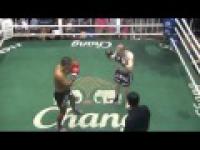 Muay Thai -zawodnik kontynuowal walke ze zlamana noga