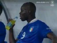 Balotelli i butelka napoju