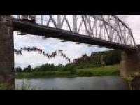 Synchroniczne skakanie z mostu 
