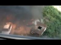 Eksplozja samochodu płonącego pod blokiem 