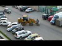 Rosyjski ciągnik napędza pijany i uderza zaparkowane samochody