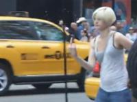 Szalona kobieta na ulicach Nowego Yorku