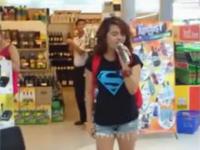 Przypadkowa dziewczyna śpiewa piosenkę Whitney Huston w supermarkecie