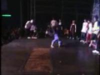 Breakdance fail - zawścięknięty tancerz