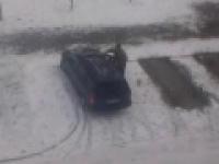 Odśnieżanie niewidzialnego śniegu z samochodu.