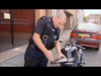 Rutynowa kontrola czarnoskórego motocyklisty przez brytyjską policję