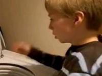 10-cio letni chłopiec używa pralki jako bębna