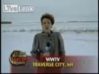 Pług śnieżny vs reporterka TV